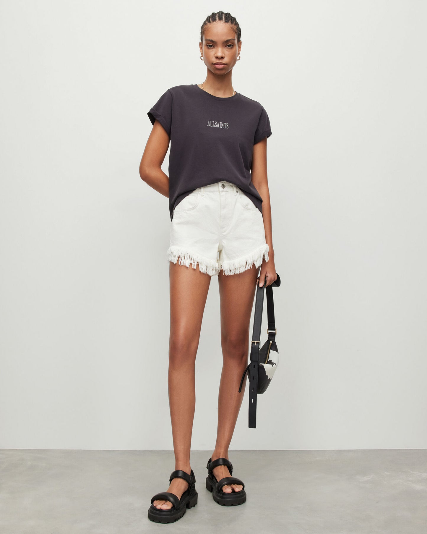 Wingan Anna Crew Neck Embroidery T-Shirt