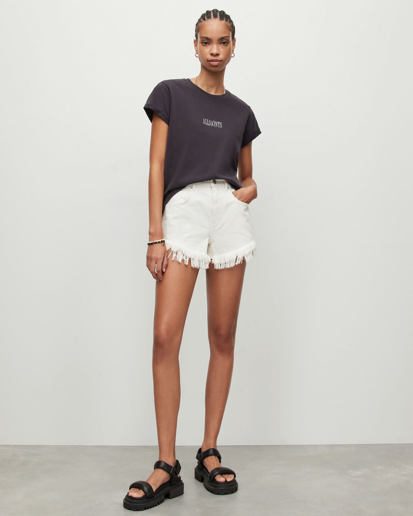Wingan Anna Crew Neck Embroidery T-Shirt