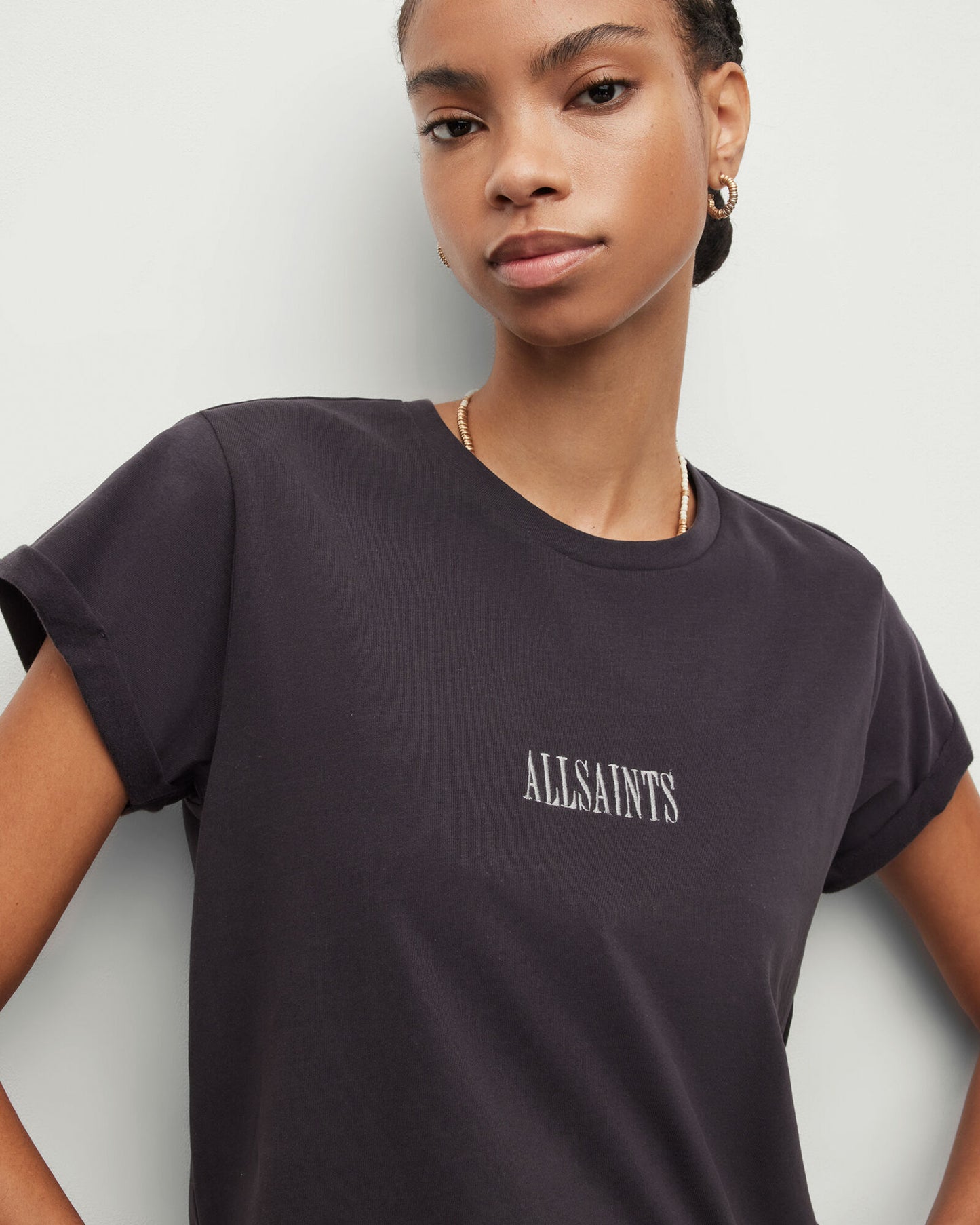 Wingan Anna Crew Neck Embroidery T-Shirt